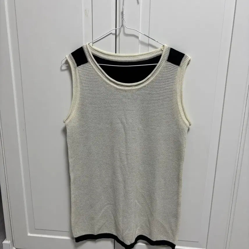 [BUNJANG] Ivory Black Color Block Knit Tank Top / 아이보리 블랙 배색 니트 나시
