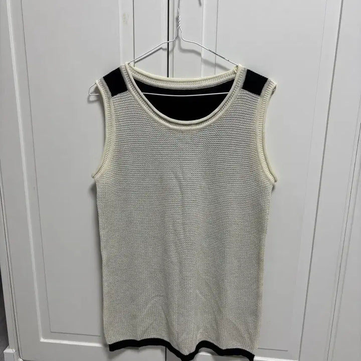 [BUNJANG] Ivory Black Color Block Knit Tank Top / 아이보리 블랙 배색 니트 나시