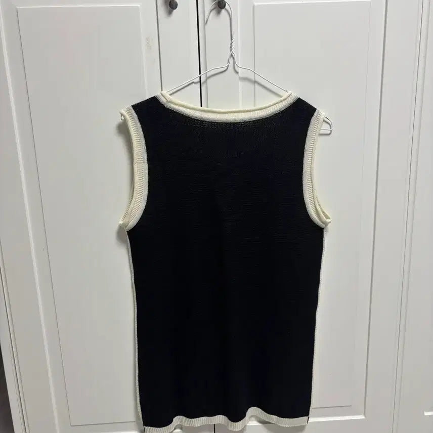 [BUNJANG] Ivory Black Color Block Knit Tank Top / 아이보리 블랙 배색 니트 나시