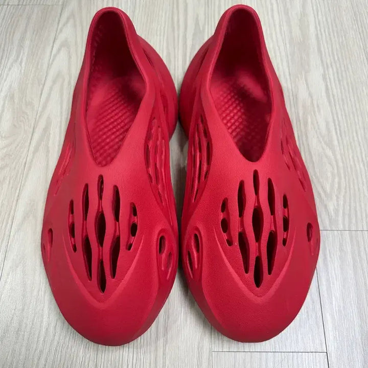 [SOLD OUT] 이지 폼러너 버밀리온 275사이즈 판매합니다