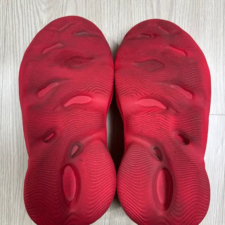 [SOLD OUT] 이지 폼러너 버밀리온 275사이즈 판매합니다