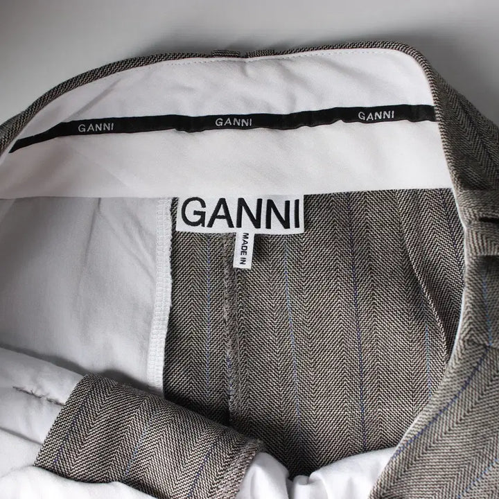 [BUNJANG] Gani Herringbone Suiting Pleated Trousers Frost Gray / 가니 23FW 헤링본 수팅 플리츠 트라우저 슬랙스 프로스트 그레이