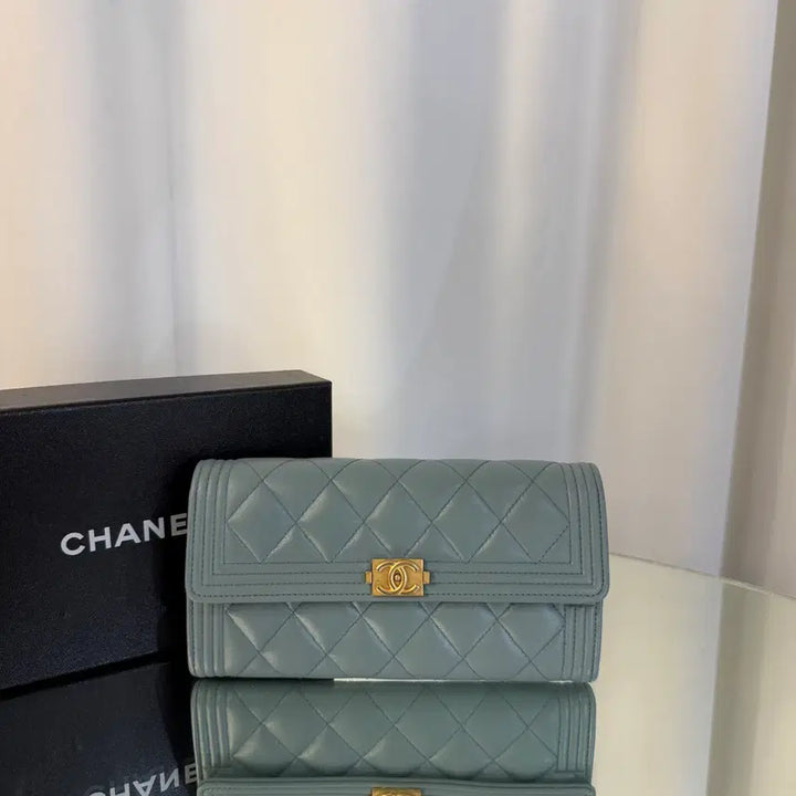 [SOLD OUT] 샤넬 램스킨 보이 플랩 금장 장지갑