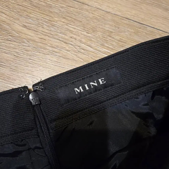 [SOLD OUT] 한섬 마인 밴딩 플레어 슬릿 스커트