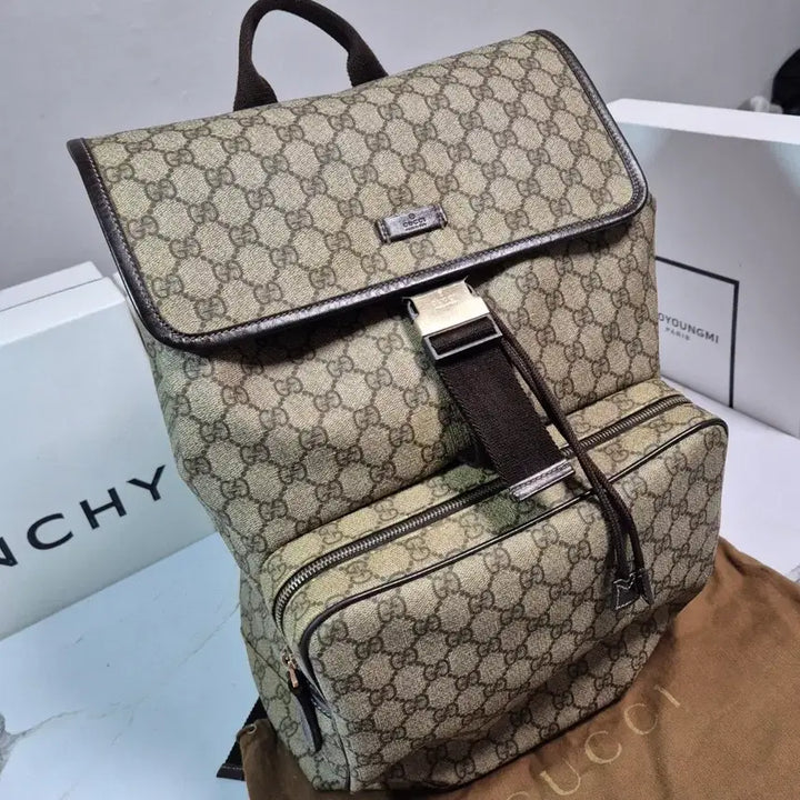 [BUNJANG] Gucci GG Supreme Canvas Backpack / (정품) 구찌 GG 수프림 캔버스 플랩 백팩 가방