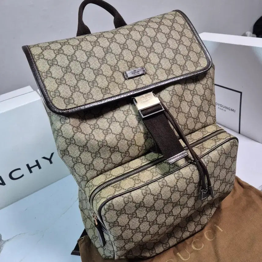 [BUNJANG] Gucci GG Supreme Canvas Backpack / (정품) 구찌 GG 수프림 캔버스 플랩 백팩 가방