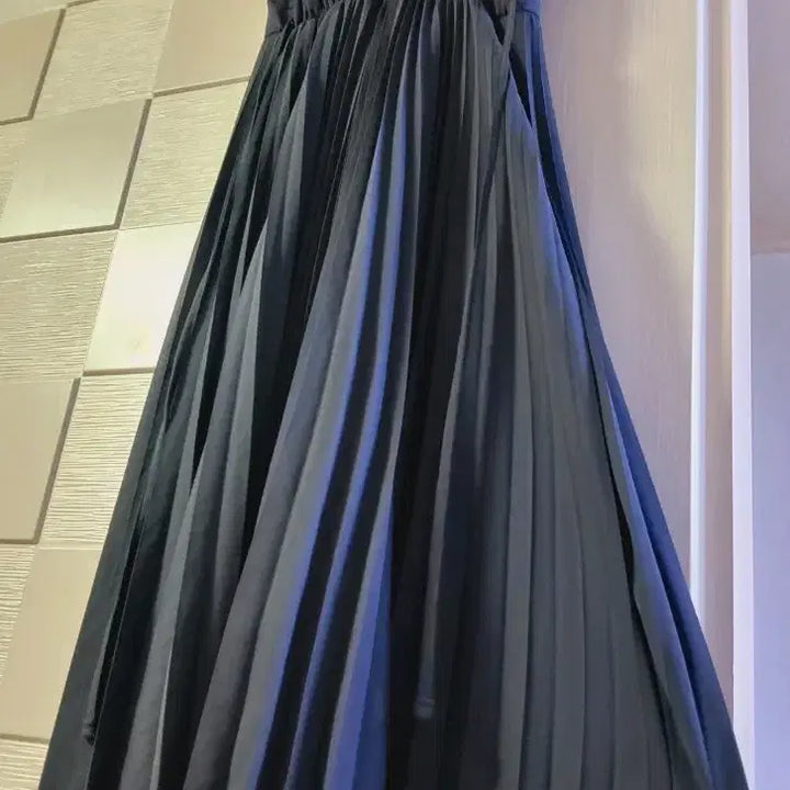 [BUNJANG] Black Pleated Long Dress with Puff Sleeves / 블랙 플리츠 롱 원피스 퍼프 소매