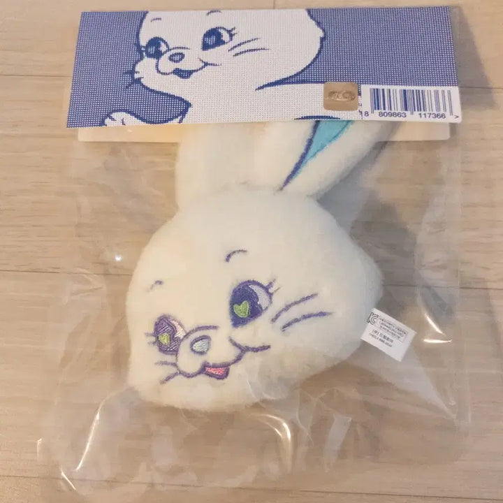 [BUNJANG] NewJeans Haerin Fluffy Keyring White Sealed / 뉴진스 해린 플러피 키링 화이트 미개봉