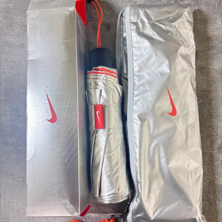 [BUNJANG] Nike Folding Umbrella Limited Edition Set with Dust Bag - Silver/Orange / 나이키 접이식 우산 리미티드 방수 더스트백 세트 실버 오렌지