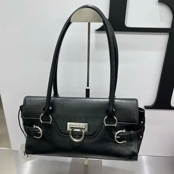 [SOLD OUT] 페라가모 블랙 레더 토트백