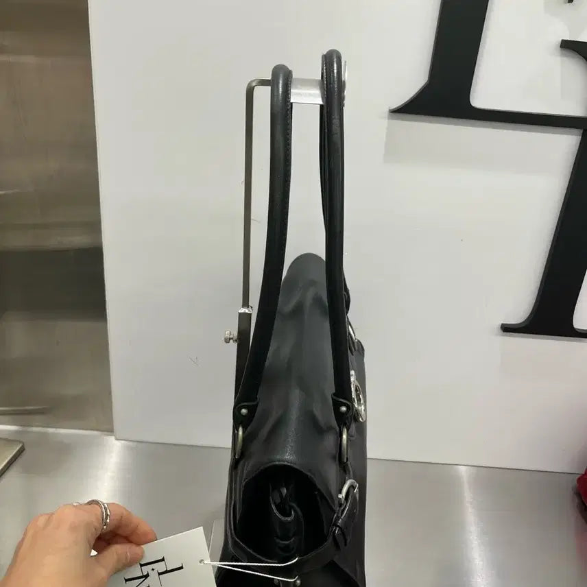 [SOLD OUT] 페라가모 블랙 레더 토트백