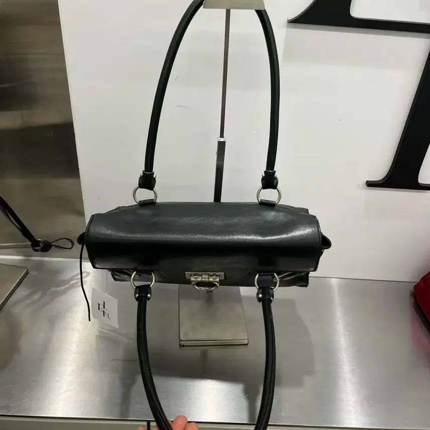 [SOLD OUT] 페라가모 블랙 레더 토트백