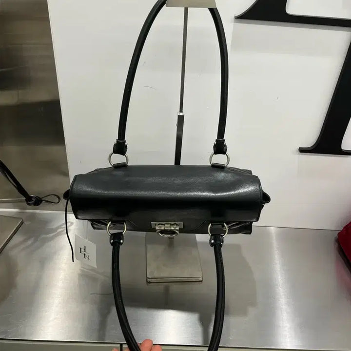 [SOLD OUT] 페라가모 블랙 레더 토트백