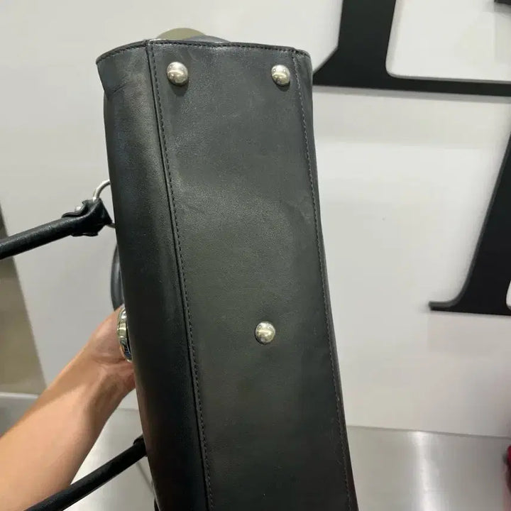 [SOLD OUT] 페라가모 블랙 레더 토트백