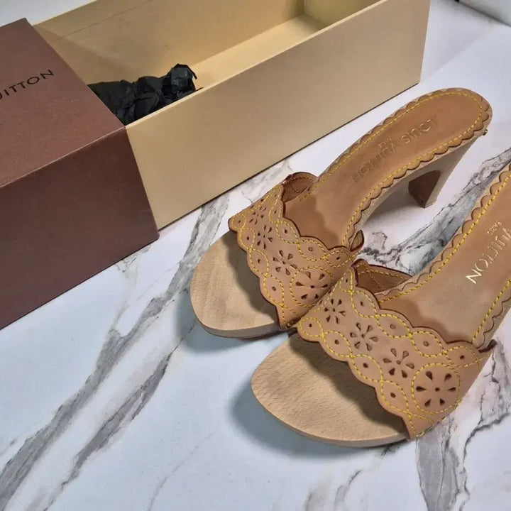 [BUNJANG] Louis Vuitton Monogram Cherry Wood Mules Sandals Shoes Size 37 / (정품) 루이비통 모노그램 체리 우드 뮬 샌들 구두 37