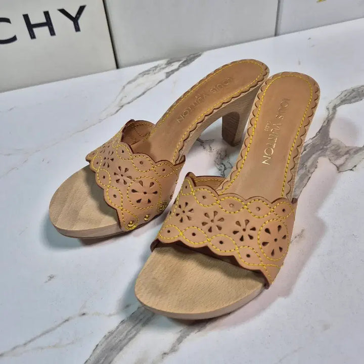 [BUNJANG] Louis Vuitton Monogram Cherry Wood Mules Sandals Shoes Size 37 / (정품) 루이비통 모노그램 체리 우드 뮬 샌들 구두 37
