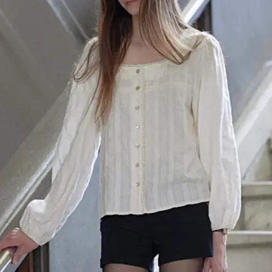 [SOLD OUT] 레터프롬문 레이스 스퀘어넥 블라우스