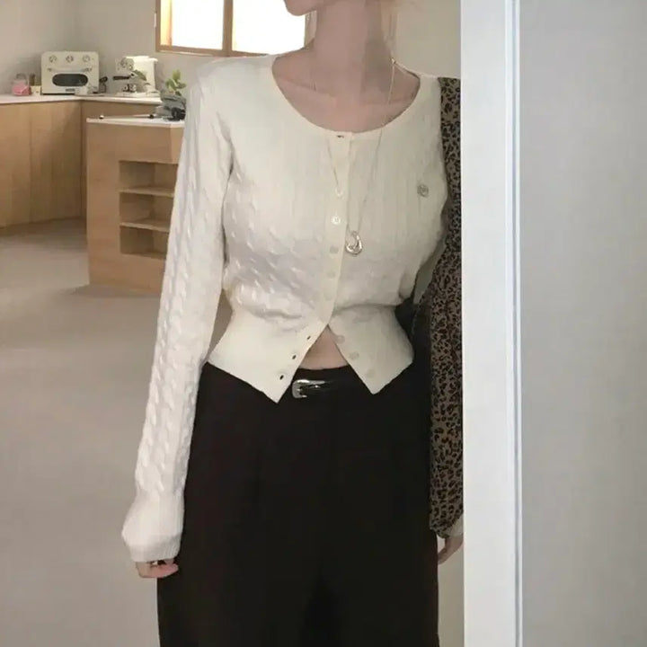 [BUNJANG] Hollie Cable Knit Cropped Cardigan / 홀리 꽈배기 허리잘록 가디건