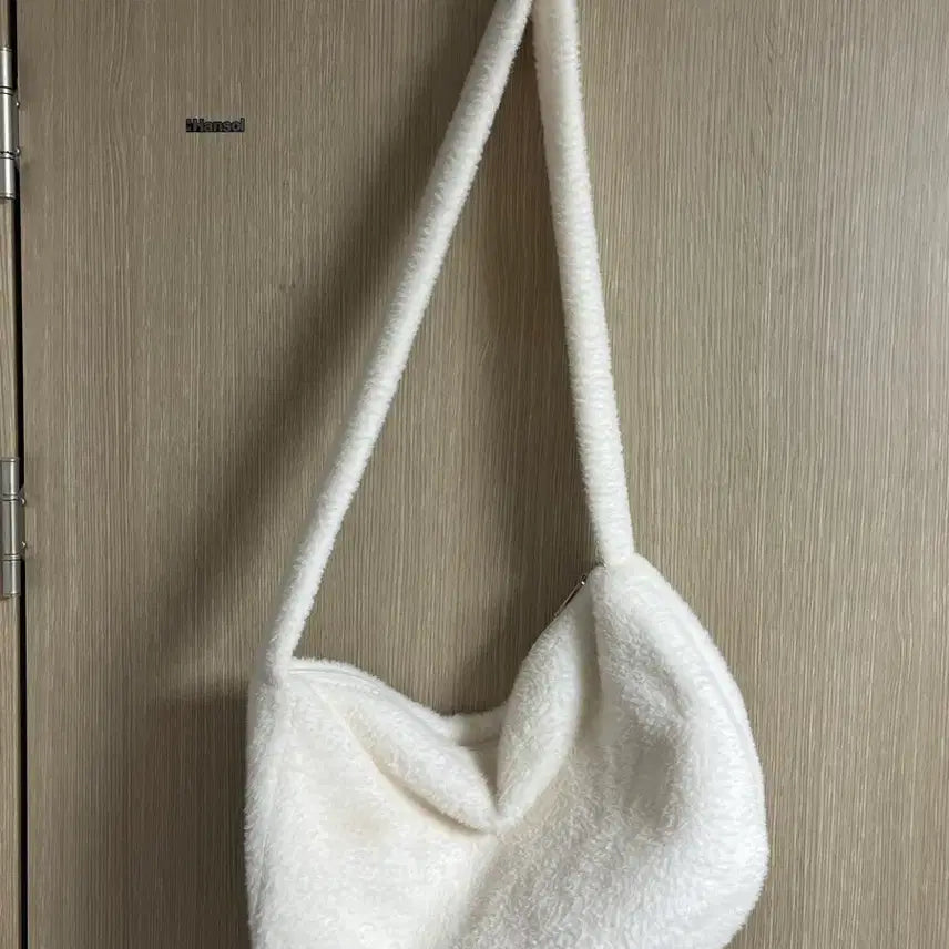 [BUNJANG] White Fuzzy Crossbody Bag / 화이트 크로스백