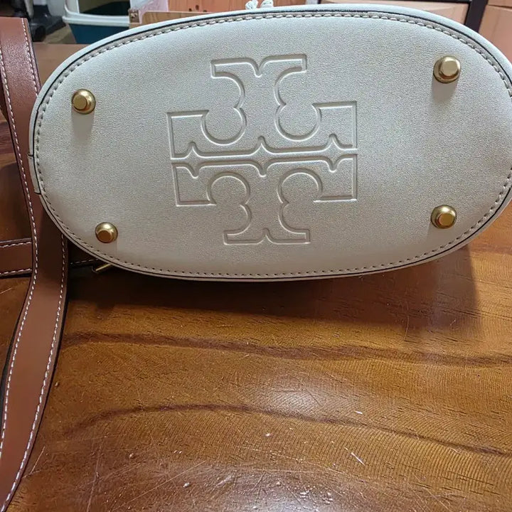 [SOLD OUT] 토리버치 화이트 펀칭 버킷백 숄더백