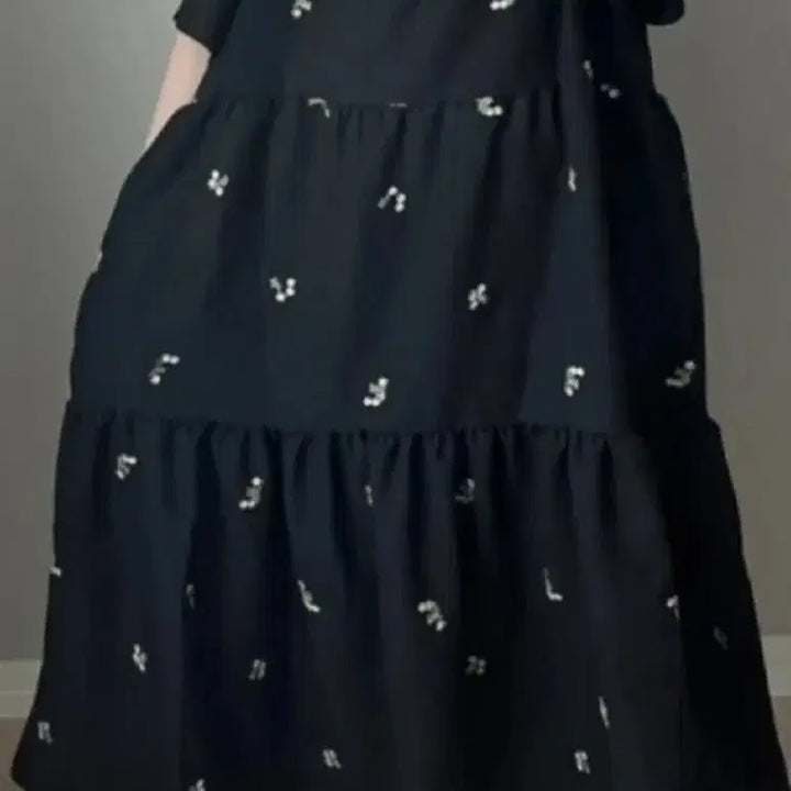 [BUNJANG] Black Floral Embroidered Ruffle Long Dress / 블랙 플라워 자수 캉캉 롱 원피스(새상품)