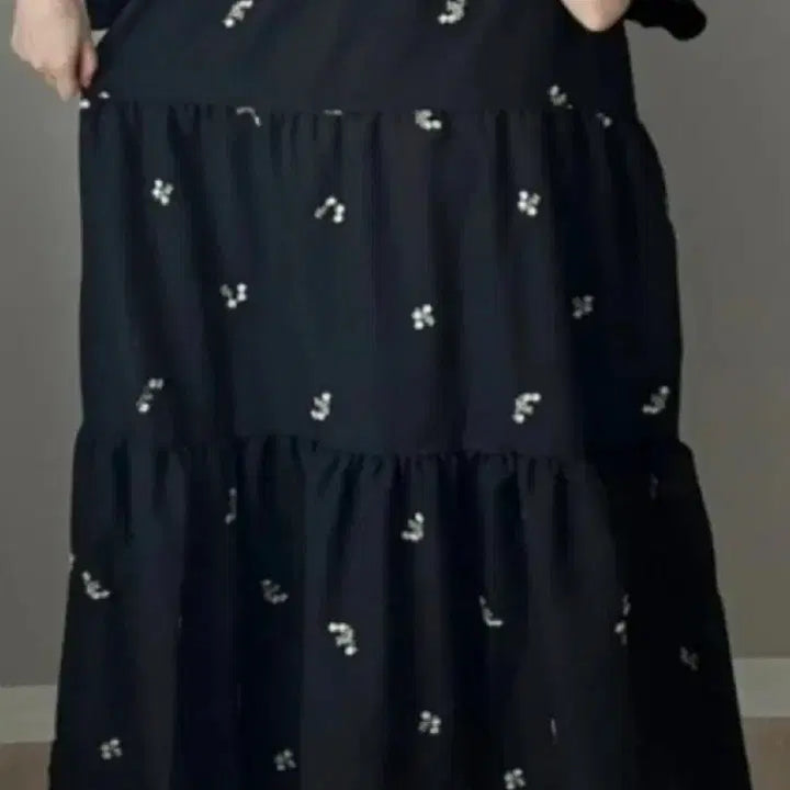 [BUNJANG] Black Floral Embroidered Ruffle Long Dress / 블랙 플라워 자수 캉캉 롱 원피스(새상품)