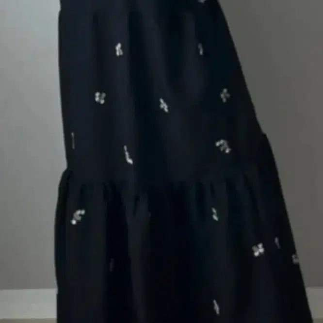 [BUNJANG] Black Floral Embroidered Ruffle Long Dress / 블랙 플라워 자수 캉캉 롱 원피스(새상품)