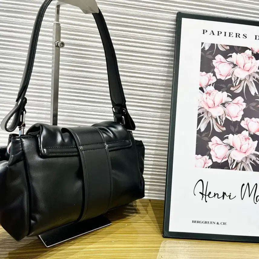 [BUNJANG] Vivienne Westwood Lambskin Clutch Bag Black / 비비안웨스트우드 클러치백 블랙 양가죽