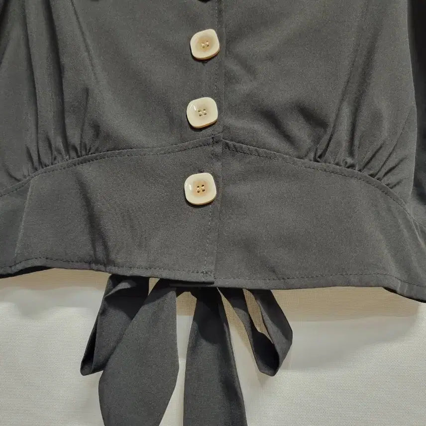 [BUNJANG] Vintage Black Puff Sleeve Cropped Blouse with Ribbon Tie / 빈티지 블랙 퍼프 크롭 블라우스 리본 묶음