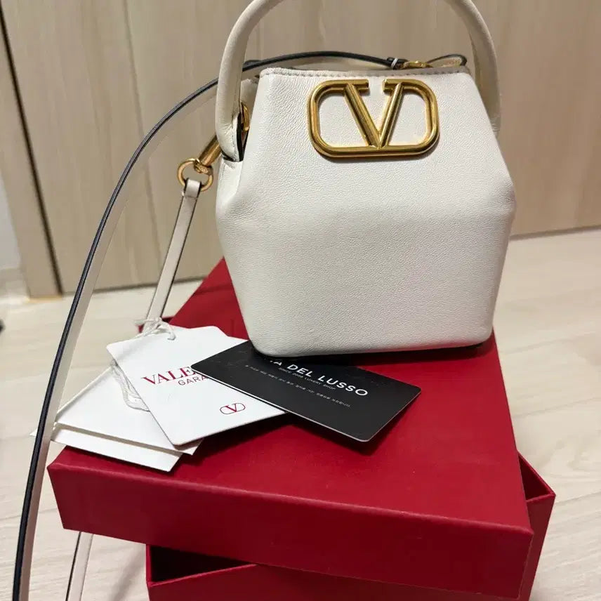 [BUNJANG] Valentino White VLogo Bucket Bag Full Box / 발렌티노 화이트 브이로고 버킷백 + 풀박스