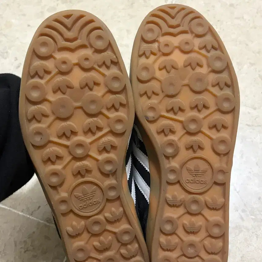 [SOLD OUT] 아디다스 가젤 블랙 스니커즈 265