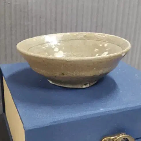 [BUNJANG] Goryeo Dynasty Celadon Plate with Chrysanthemum Pattern / 고려시대 국화문 청자 출토품(진품)