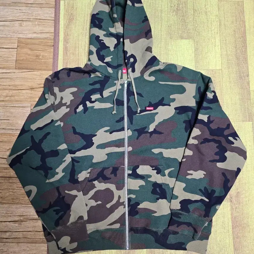 [SOLD OUT] 슈프림 스몰 박스 집업 후드 스웨트셔츠 우드랜드 카모 - 24FW