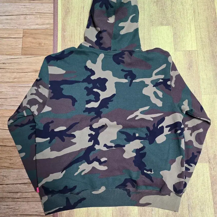 [SOLD OUT] 슈프림 스몰 박스 집업 후드 스웨트셔츠 우드랜드 카모 - 24FW