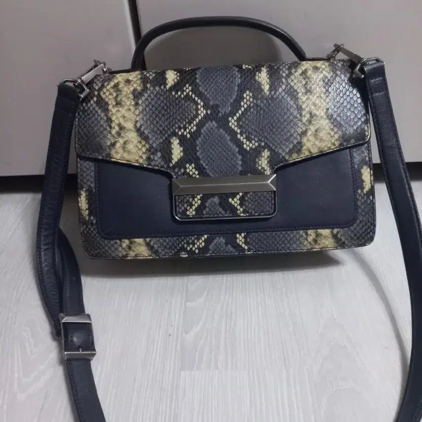 [BUNJANG] Decke New Leslie Python Shoulder Bag / 덱케 뉴 레슬리. 파이톤. 숄더백 겸 크로스백