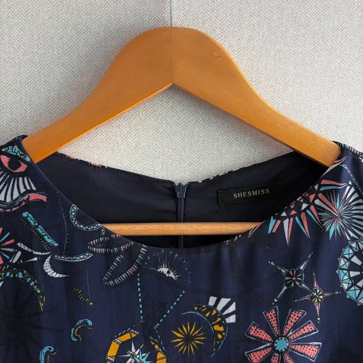 [SOLD OUT] [쉬즈미스] 패턴 미디 셔링 롱 원피스 (네이비)