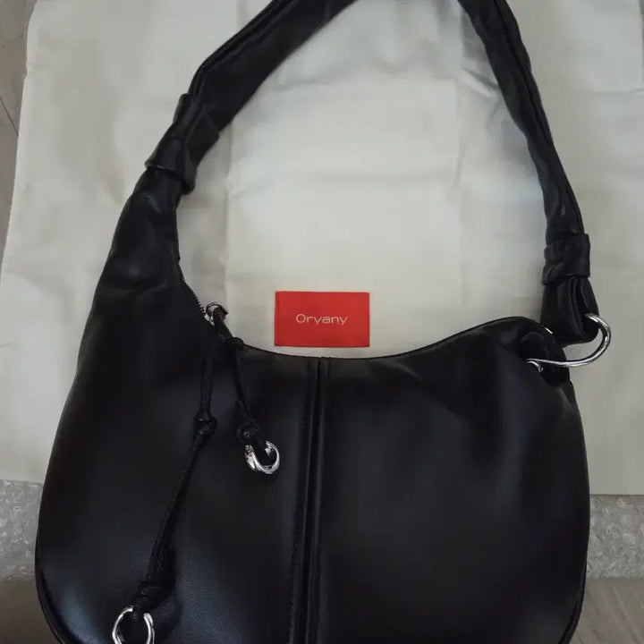 [BUNJANG] Oryany Veca Shoulder Bag Lambskin / 오야니 베카 숄더백 양가죽