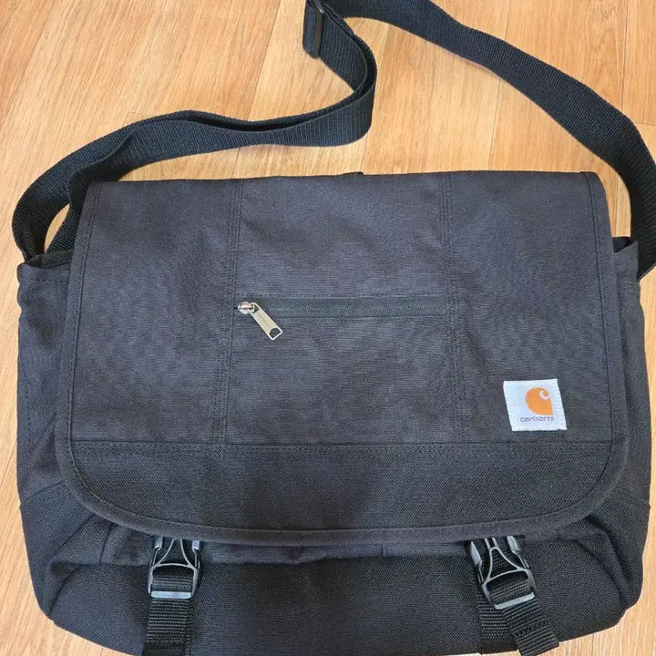 [BUNJANG] Carhartt Black Messenger Bag / 칼하트 블랙 메신저 백