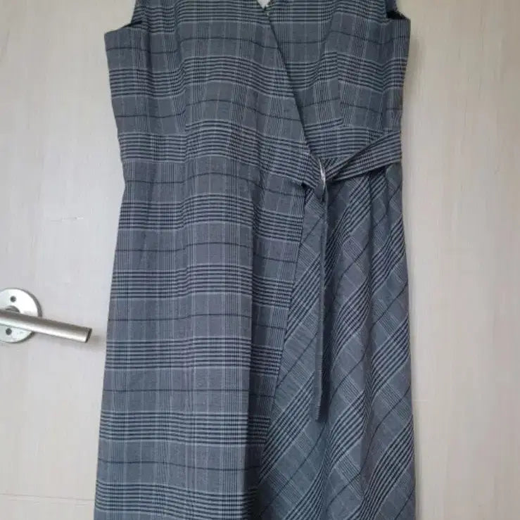 [BUNJANG] Miso Wrap Style Sleeveless Dress / 거의새거 랩 스타일 민소매 원피스