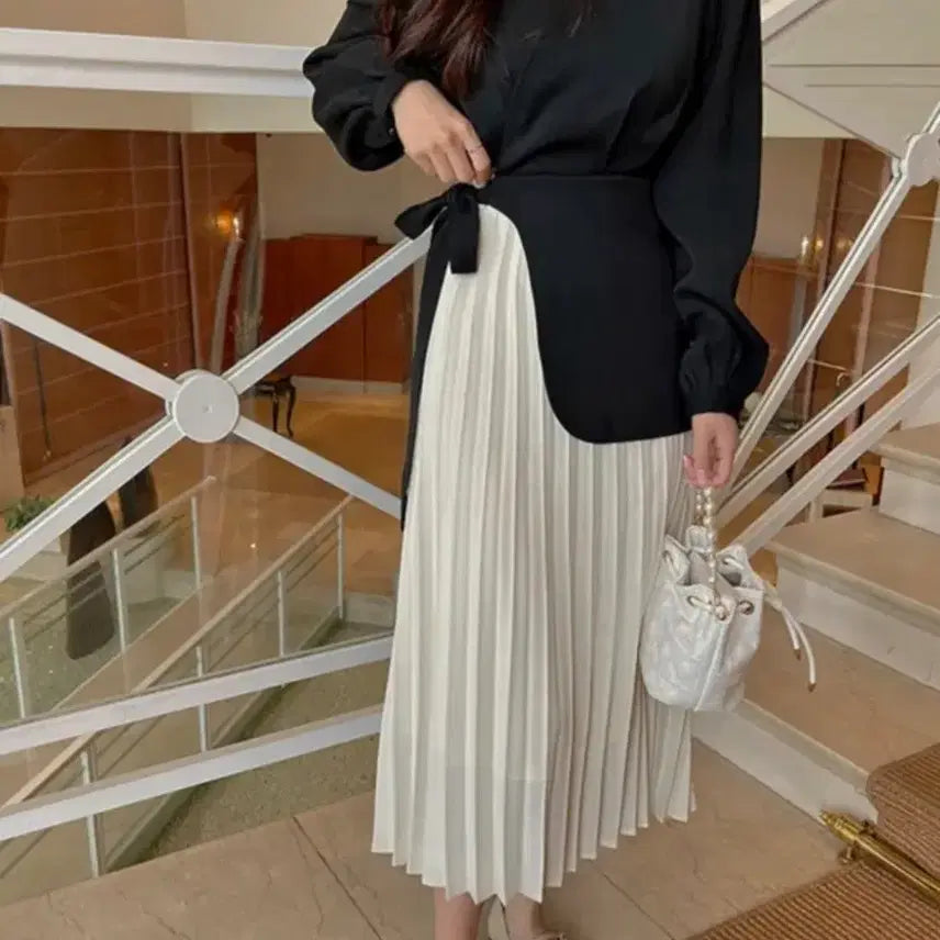 [BUNJANG] Liri &amp; Co. Pleated Asymmetrical Ribbon Dress / 새상품 리리앤코 원피스 하객룩 단정한 상견례룩 플리츠 배색 언발 리본