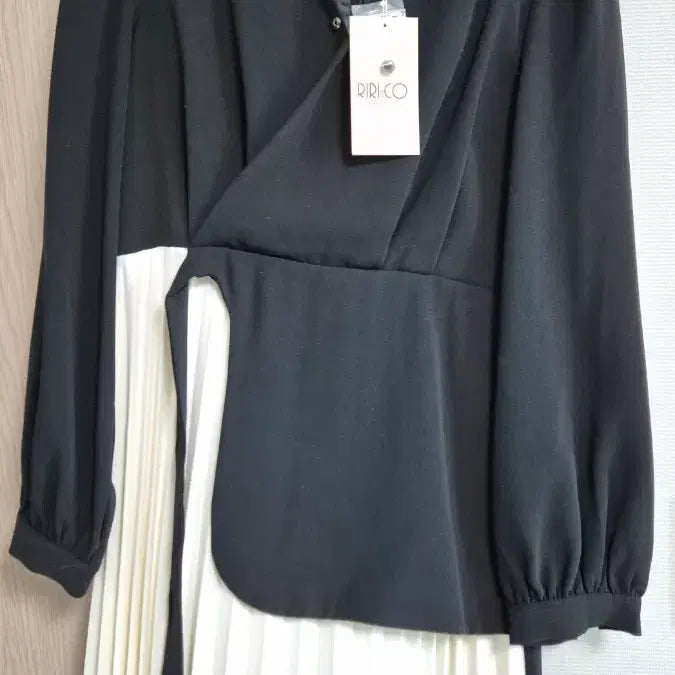 [BUNJANG] Liri &amp; Co. Pleated Asymmetrical Ribbon Dress / 새상품 리리앤코 원피스 하객룩 단정한 상견례룩 플리츠 배색 언발 리본