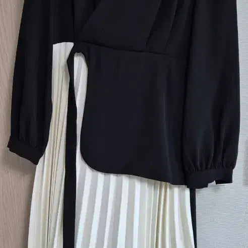 [BUNJANG] Liri &amp; Co. Pleated Asymmetrical Ribbon Dress / 새상품 리리앤코 원피스 하객룩 단정한 상견례룩 플리츠 배색 언발 리본