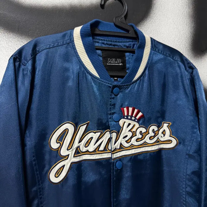 [BUNJANG] MLB New York Yankees Old School Color Block Satin Baseball Varsity Jacket / MLB 뉴욕 양키스 올드스쿨 배색 사틴 베이스볼 바시티 자켓