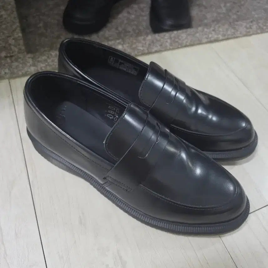 [BUNJANG] Dr. Martens Temara Black Loafers / 닥터마틴 테마라 블랙 270mm (uk8)