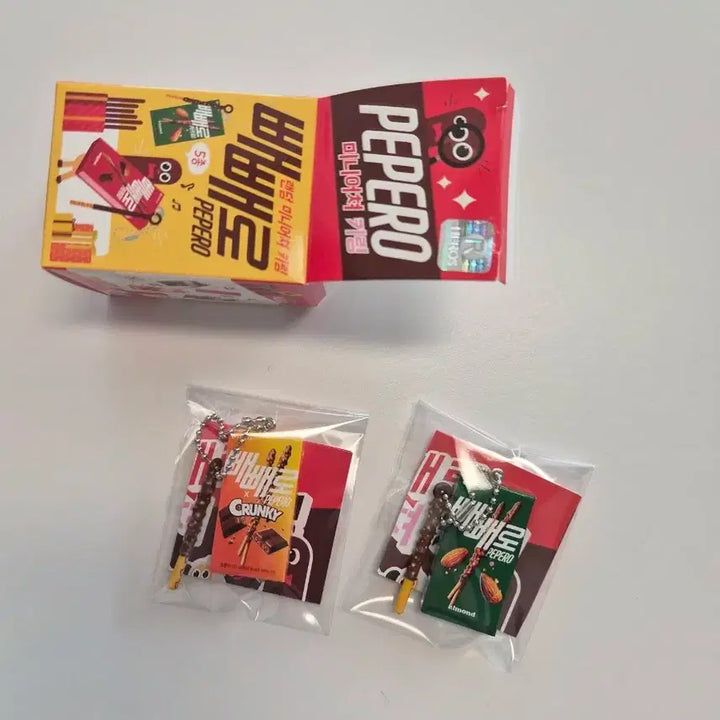 [BUNJANG] Pocky Keyring Bundle Set (Almond &amp; Crunchy) / 빼빼로 키링 새상품 일괄 (아몬드빼빼로+크런키빼빼로)