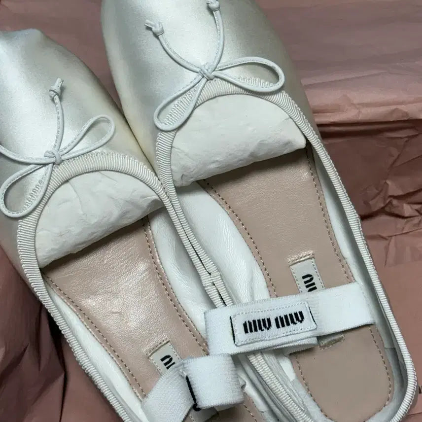 [SOLD OUT] (일택포,바로배송)미우미우 발레리나 슈즈 화이트 새틴 36.5