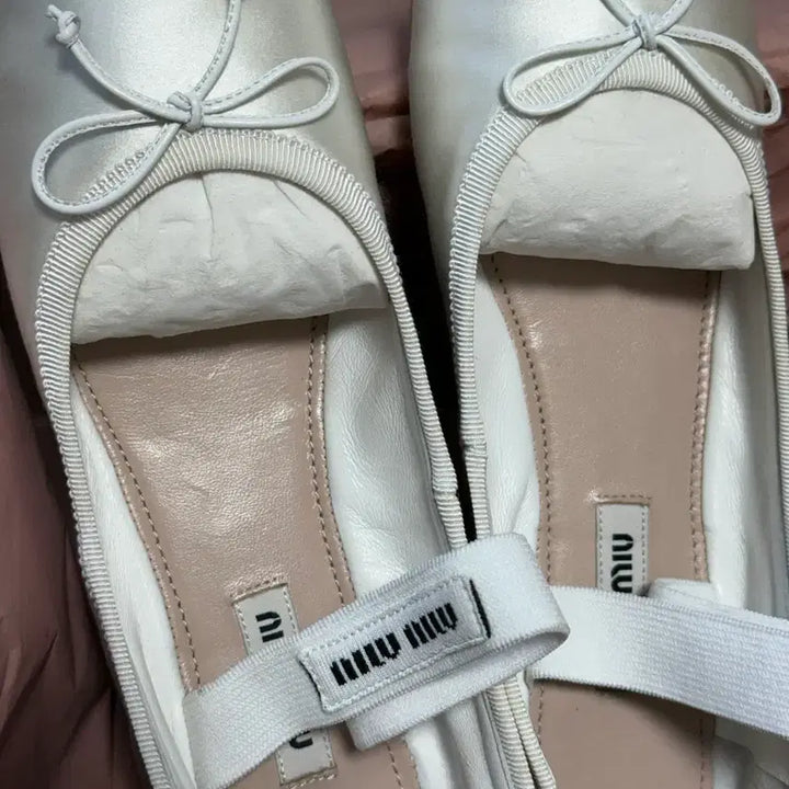 [SOLD OUT] (일택포,바로배송)미우미우 발레리나 슈즈 화이트 새틴 36.5