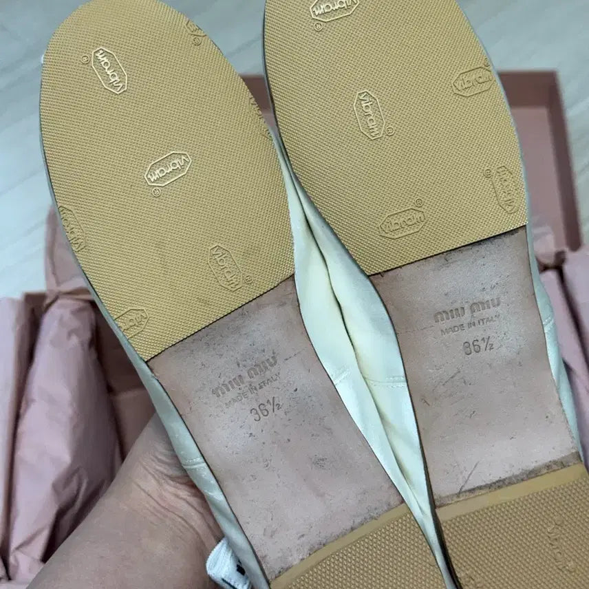 [SOLD OUT] (일택포,바로배송)미우미우 발레리나 슈즈 화이트 새틴 36.5