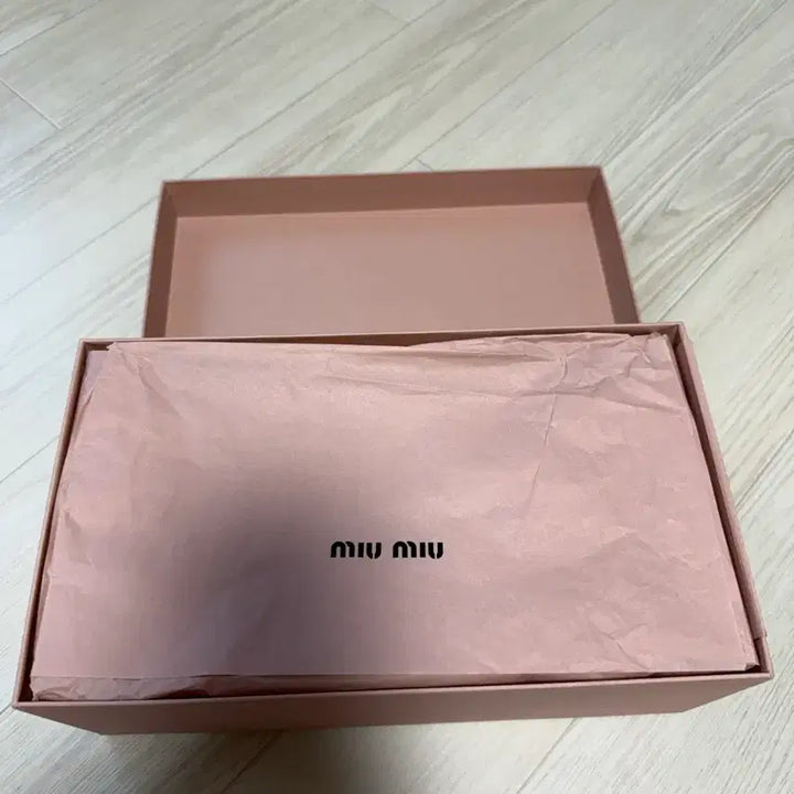 [SOLD OUT] (일택포,바로배송)미우미우 발레리나 슈즈 화이트 새틴 36.5
