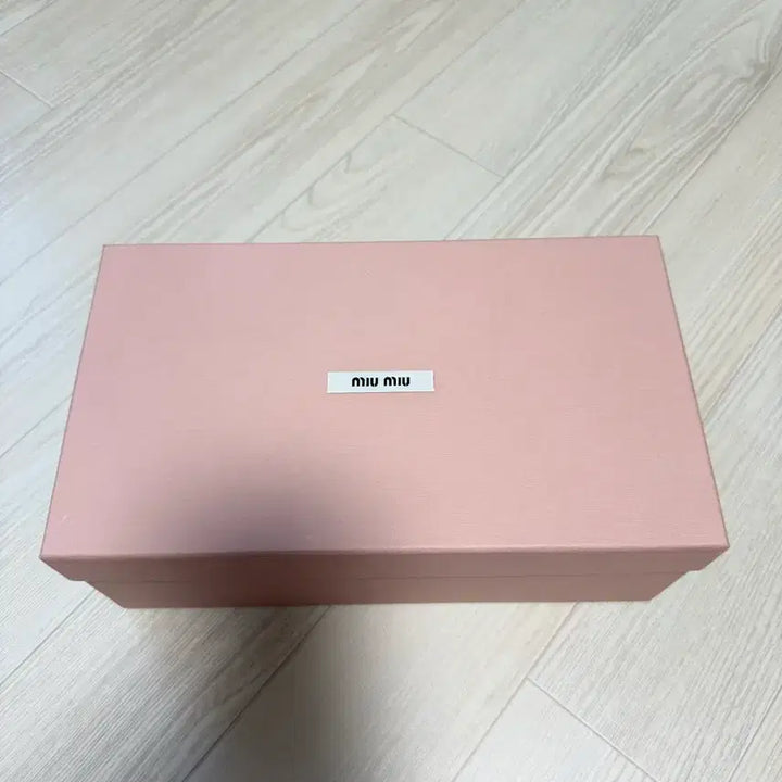 [SOLD OUT] (일택포,바로배송)미우미우 발레리나 슈즈 화이트 새틴 36.5